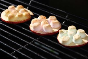 Gegrillte Apfelscheiben mit Marshmallows