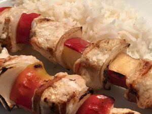 Hähnchenspieß mit Apfel und Zwiebel